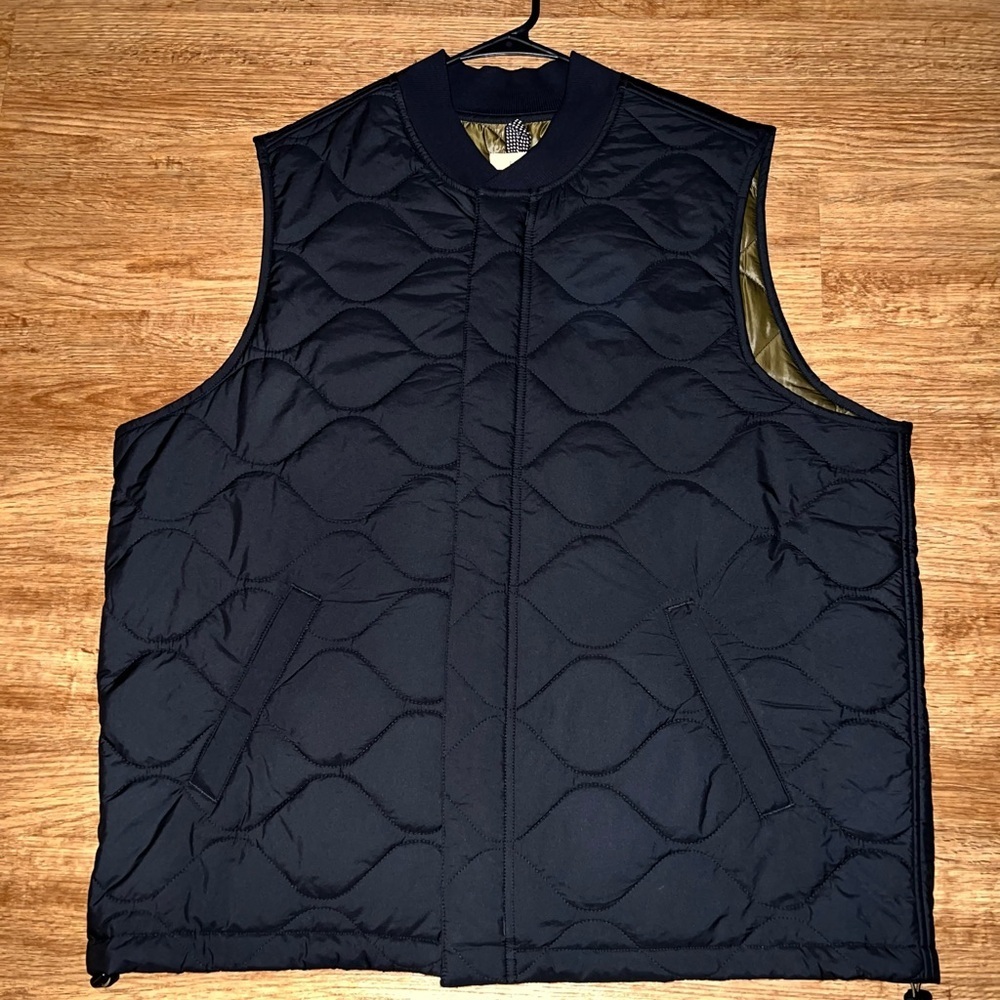Black puffer-vest